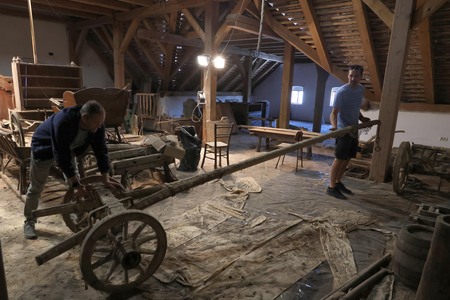 DELA V KRAVANJEVI HIŠI 05 FOTO LJUBO VUKELIČ